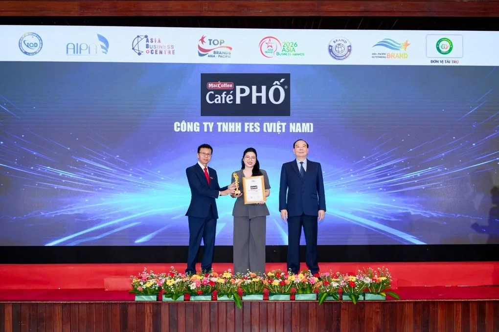 Đại diện nhãn hàng MacCoffee CaféPHỐ nhận giải Thương hiệu tiêu biểu Châu Á - Thái Bình Dương 2026